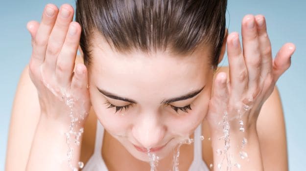 How an eye makeup remover helps you greatly in Dubai